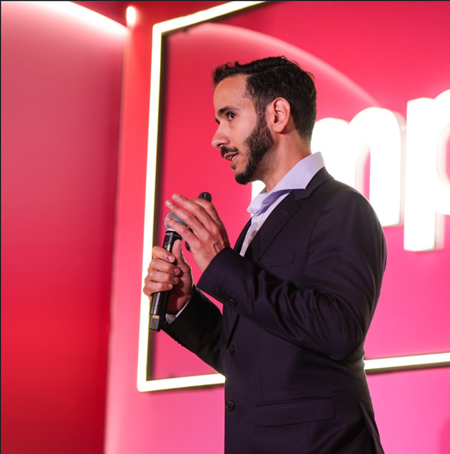Or Hever podczas wystąpienia na konferencji IMPACT'24 w Warszawie